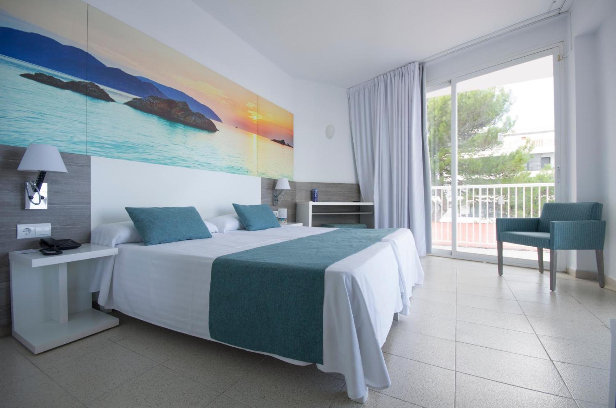 Azuline Hoteles Mar Amantis & II San Antonio  Room photo